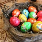 Как правильно красить яйца в луковой шелухе Как покрасить яйца в луковой