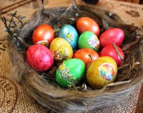 Как правильно красить яйца в луковой шелухе Как покрасить яйца в луковой